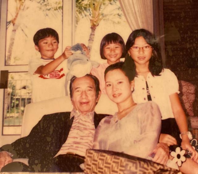 三太|赌王三太美貌不输朱玲玲，三个孩子颜值都出众，她真的被低估了