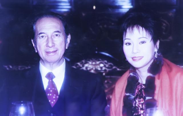 三太|赌王三太美貌不输朱玲玲，三个孩子颜值都出众，她真的被低估了