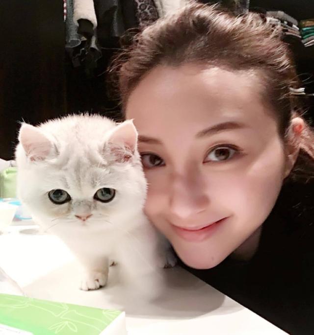 三太|赌王三太美貌不输朱玲玲，三个孩子颜值都出众，她真的被低估了