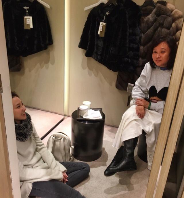 三太|赌王三太美貌不输朱玲玲，三个孩子颜值都出众，她真的被低估了