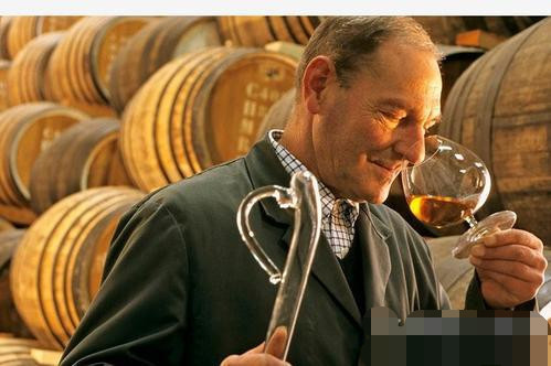 喝白兰地的方法首先,我们需要有一款合适的白兰地酒杯,宽圆顶,曲线