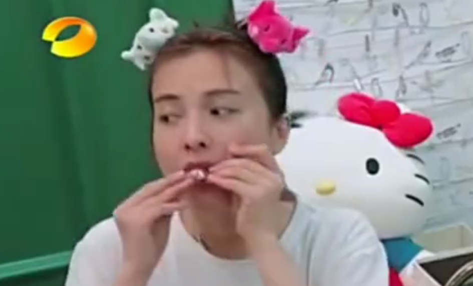 何炅|她是何炅心中“最牛女神”，生理期上综艺从不请假，吃完4片止疼药上阵