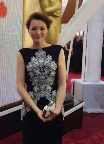 董卿|前央视“一姐”出席国外活动，一袭长裙亮相，惊艳全场