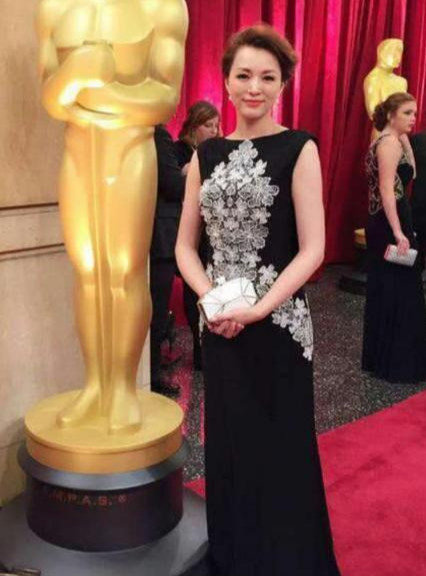 董卿|前央视“一姐”出席国外活动，一袭长裙亮相，惊艳全场