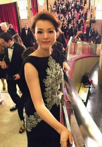 董卿|前央视“一姐”出席国外活动，一袭长裙亮相，惊艳全场