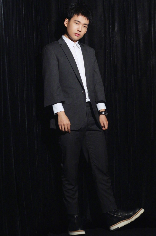 郭麒麟德云社少班主,开豪车戴名牌手表,低调又张扬