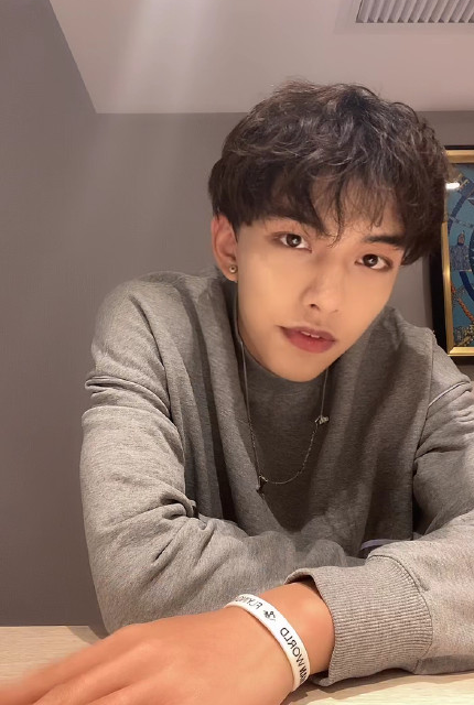 看到陈哇塞没有美颜滤镜直接现原形的样子,相信很多他的粉丝心都碎了