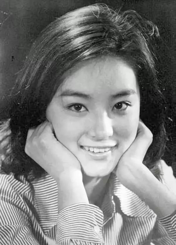 一代佳人林青霞大胆晒素颜照,皮肤松弛不敢认,美人终敌不过时间