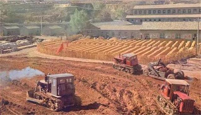 60年代真实的大寨村在充满希望的田野上