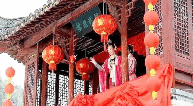 才女出上联招亲,"一杆银枪能挡雄兵百万",一乞丐巧妙对出下联