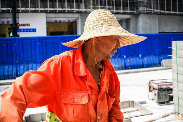 致敬建築工人用汗水鋪設南京路步行街的明天