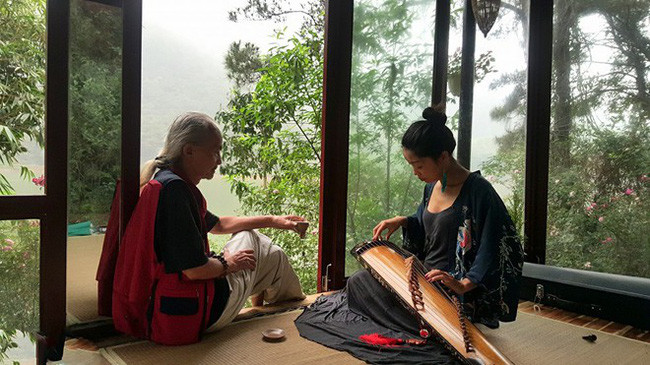 艺术家|越南老艺术家和女学生拍亲密照引争议，学生：都是为了学知识