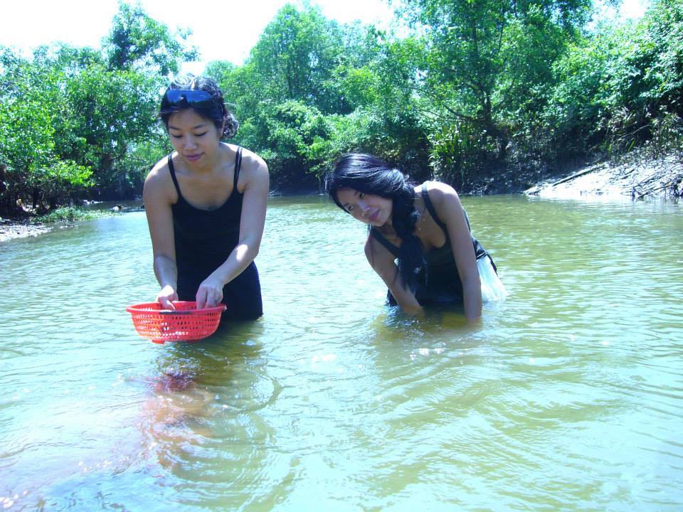 艺术家|越南老艺术家和女学生拍亲密照引争议，学生：都是为了学知识