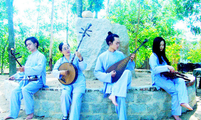 艺术家|越南老艺术家和女学生拍亲密照引争议，学生：都是为了学知识