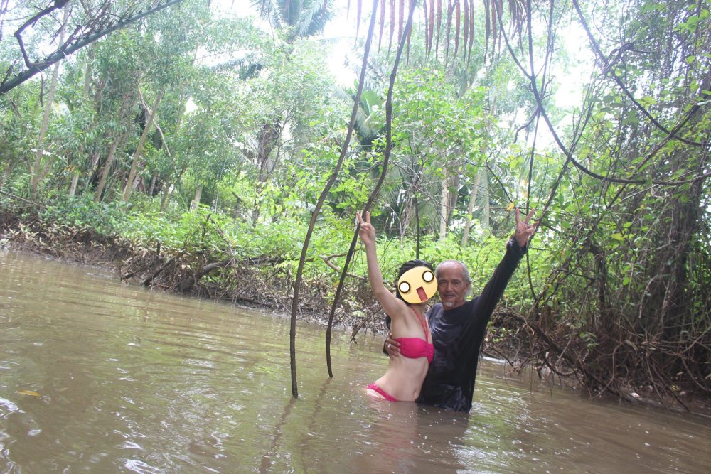 艺术家|越南老艺术家和女学生拍亲密照引争议，学生：都是为了学知识