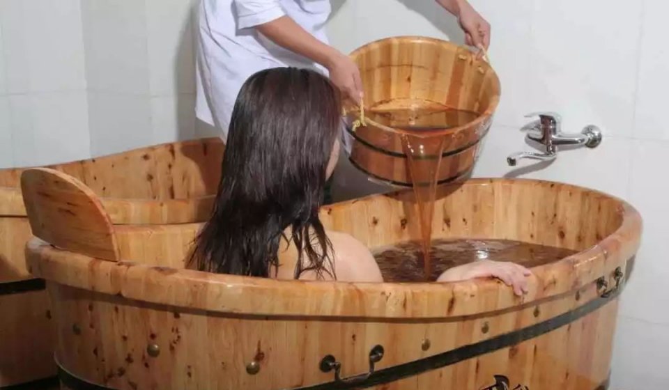 坐月子用艾草洗澡好不好中医说出了大实话早看到早受益