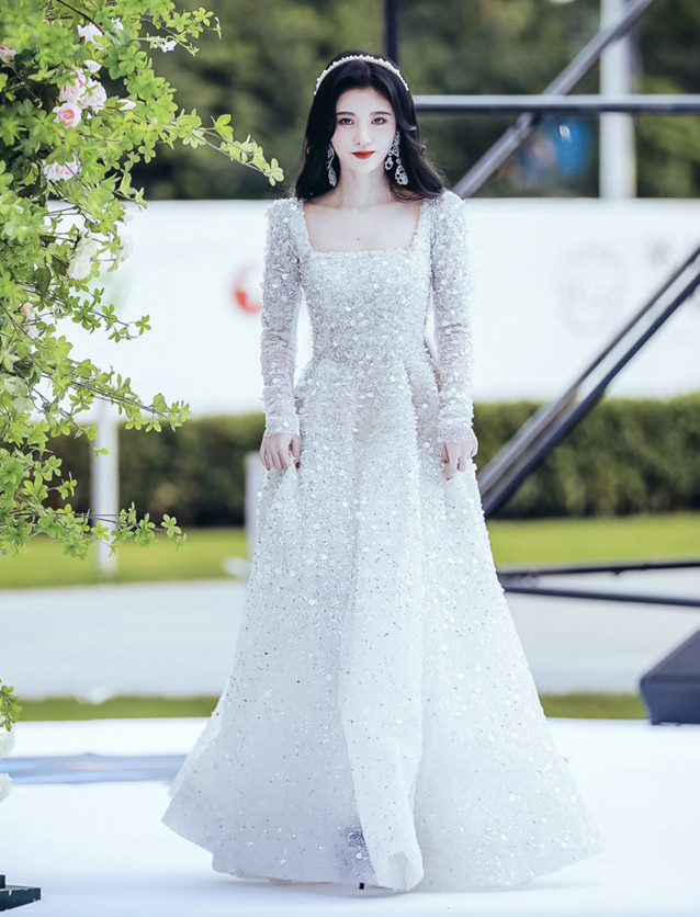 鞠婧祎的穿搭才是迪士尼在逃公主风白色亮片纱裙造型仙气十足