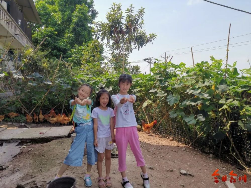 她叫黄琦茗,今年9岁,就读于合川区久长街小学,是班里的中队长,纪律