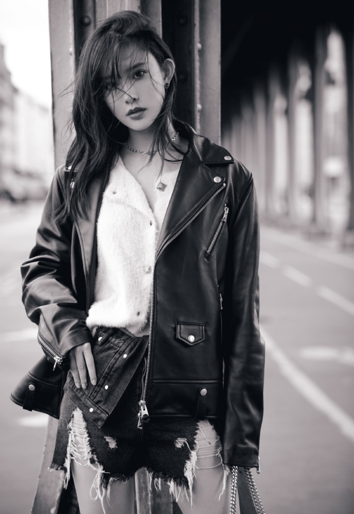 她公开反驳"带资进组"传闻,今穿黑色西装配小白鞋,甜美又帅气