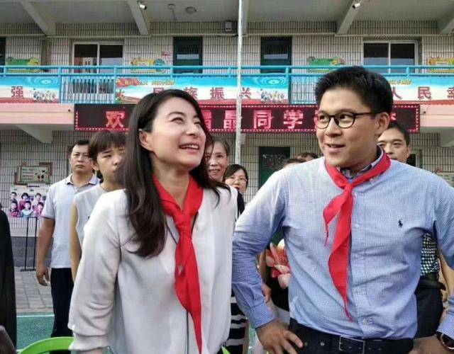 郭晶晶|郭晶晶露面支持霍启刚参选，笑靥如花重现昔日风采，夫妻十指紧扣超恩爱