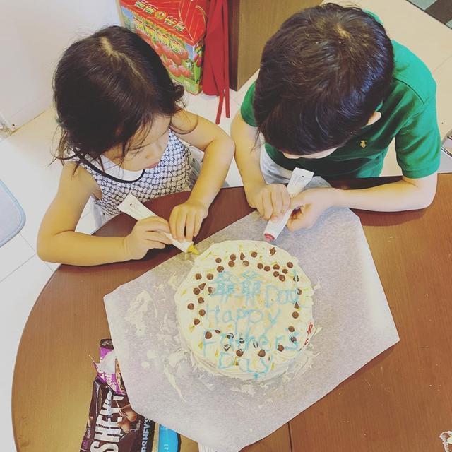 郭晶晶|郭晶晶露面支持霍启刚参选，笑靥如花重现昔日风采，夫妻十指紧扣超恩爱