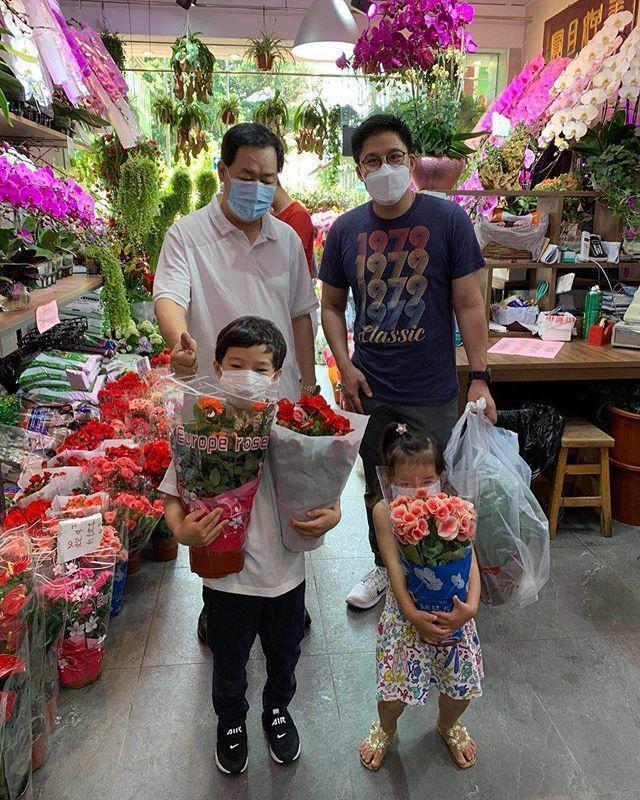 郭晶晶|郭晶晶露面支持霍启刚参选，笑靥如花重现昔日风采，夫妻十指紧扣超恩爱