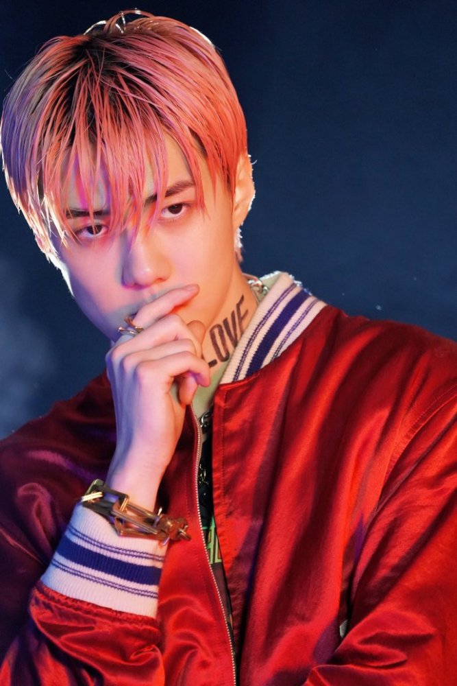 吴世勋最新照片曝光,发腮明显脸部歪斜还隐约有些小肚子,被吐槽又丑又