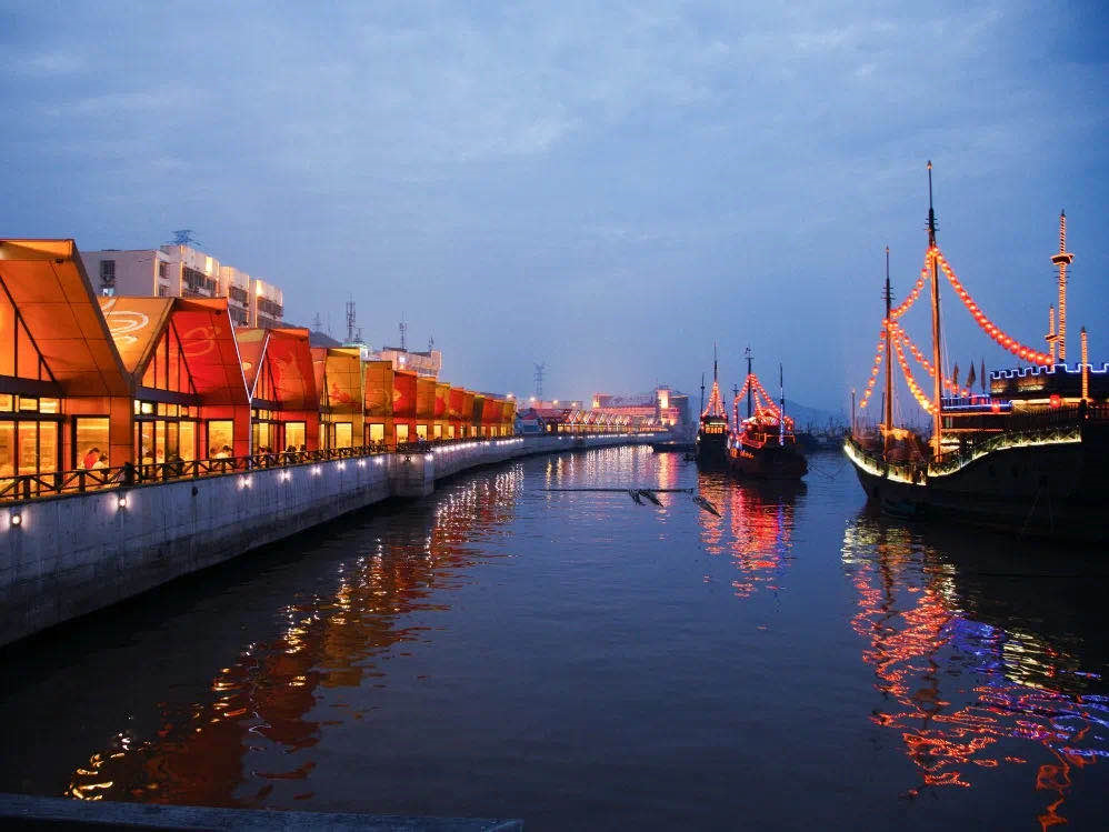 半升洞高端休闲街区项目建设启动,沈家门海鲜夜排档临时搬迁到东港