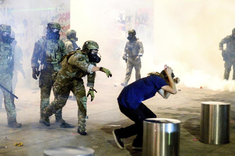 特德·惠勒|混战加剧？美国波特兰市长被催泪弹击中，3名警员遭激光照射恐失明