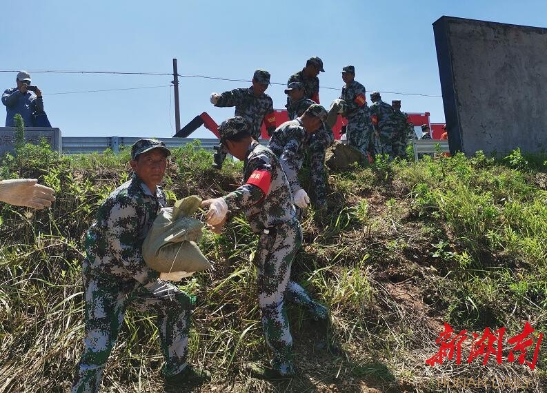 今日上午,全國首批砂卵石半自動打包機在岳陽縣中洲鄉大堤進行演練