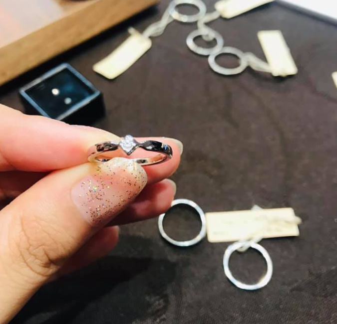 珠宝店|安倍口罩被嘲尺寸太小无人要 珠宝店推“口罩换钻石”活动