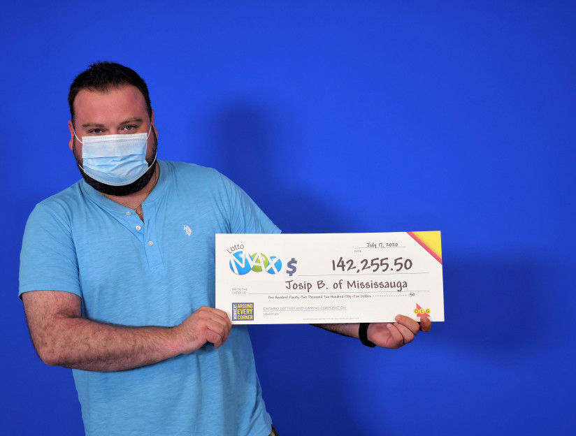 彩票|男子买完彩票忘在了车上，偶然翻出一看中了74万