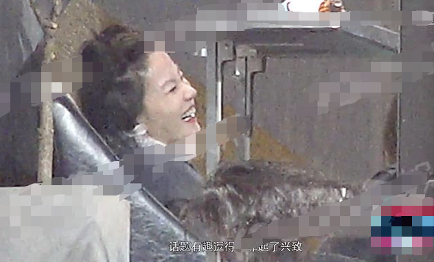 王菲|王菲带14岁李嫣喝酒，三名男子一路护送王菲母女，还贴心搀扶天后过马路