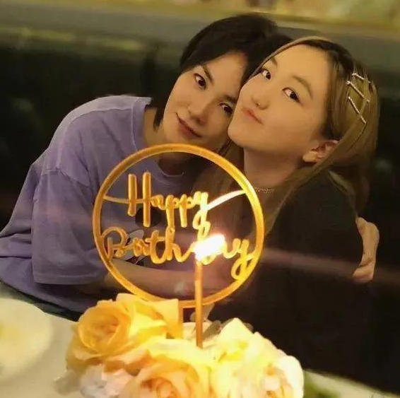 王菲|王菲带14岁李嫣喝酒，三名男子一路护送王菲母女，还贴心搀扶天后过马路