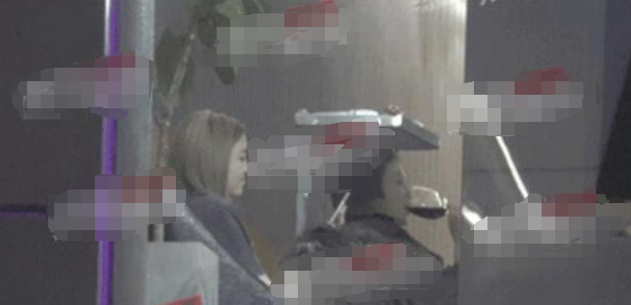 王菲|王菲带14岁李嫣喝酒，三名男子一路护送王菲母女，还贴心搀扶天后过马路