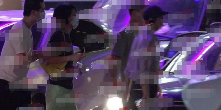 王菲|王菲带14岁李嫣喝酒，三名男子一路护送王菲母女，还贴心搀扶天后过马路
