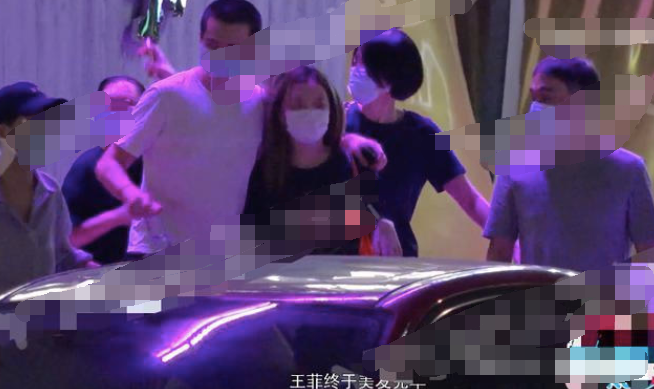 王菲|王菲带14岁李嫣喝酒，三名男子一路护送王菲母女，还贴心搀扶天后过马路