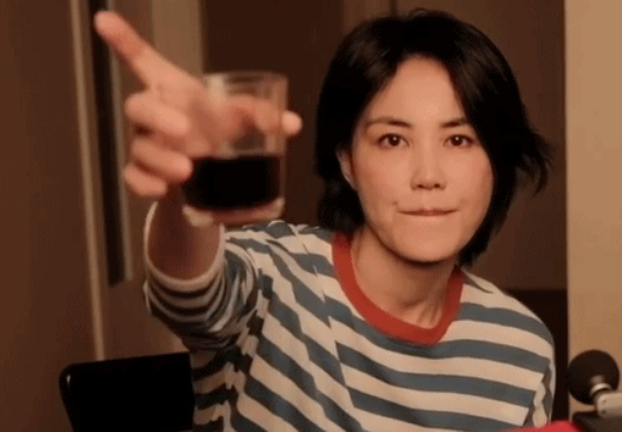 王菲|王菲带14岁李嫣喝酒，三名男子一路护送王菲母女，还贴心搀扶天后过马路