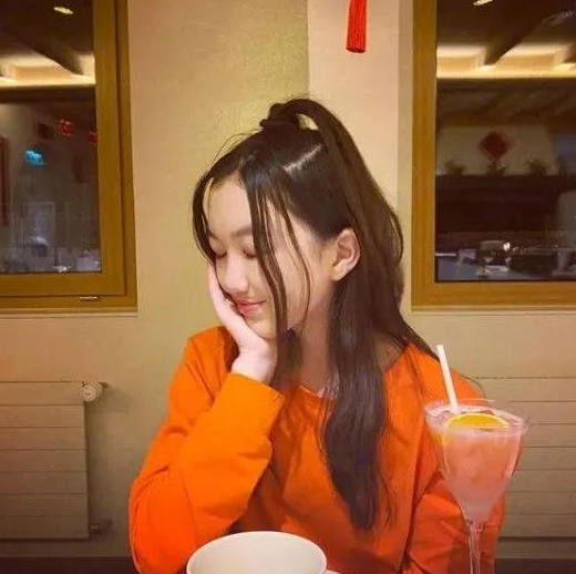 王菲|王菲带14岁李嫣喝酒，三名男子一路护送王菲母女，还贴心搀扶天后过马路