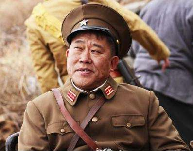 长着一副"坏人脸",7岁把嘴摔歪,今家庭幸福,孙女成"翻版"