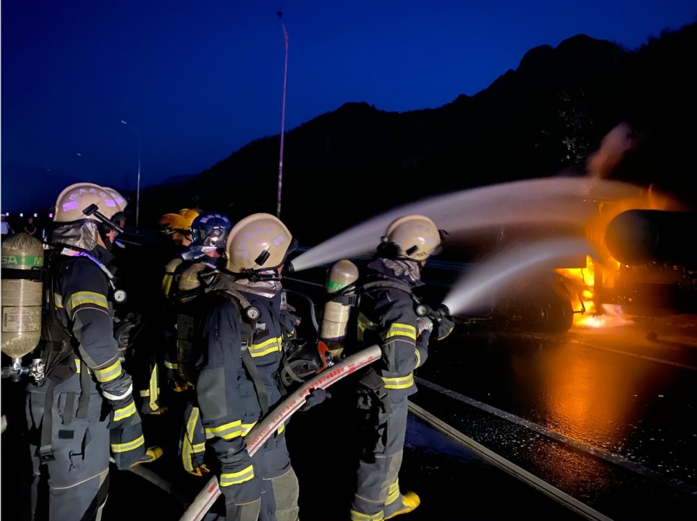 爆炸|随时会爆炸！水枪掩护下他冒火关掉400公斤天然气储存罐阀门