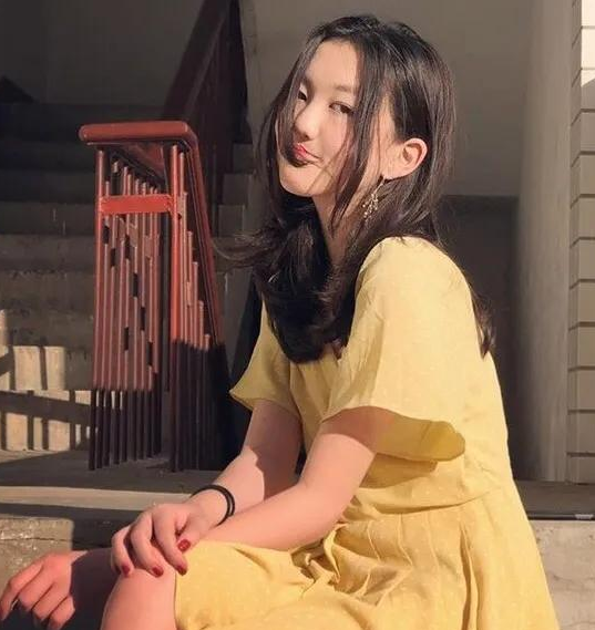 王菲|王菲带14岁李嫣喝酒，三名男子一路护送王菲母女，还贴心搀扶天后过马路