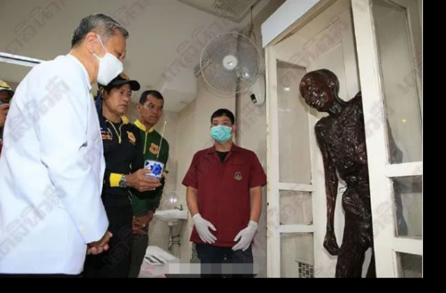 还有僧人也一起同行,以将细伟的尸体送往寺庙焚尸亭火化