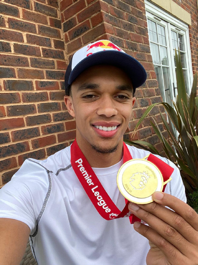 阿诺德晒英超冠军奖牌:来自利物浦的一名普通小伙