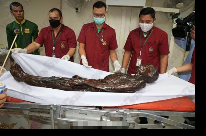 炷香带头行走,还有僧人也一起同行,以将细伟的尸体送往寺庙焚尸亭火化