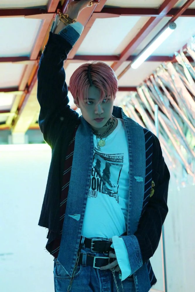 吴世勋最新照片曝光,发腮明显脸部歪斜还隐约有些小肚子,被吐槽又丑又