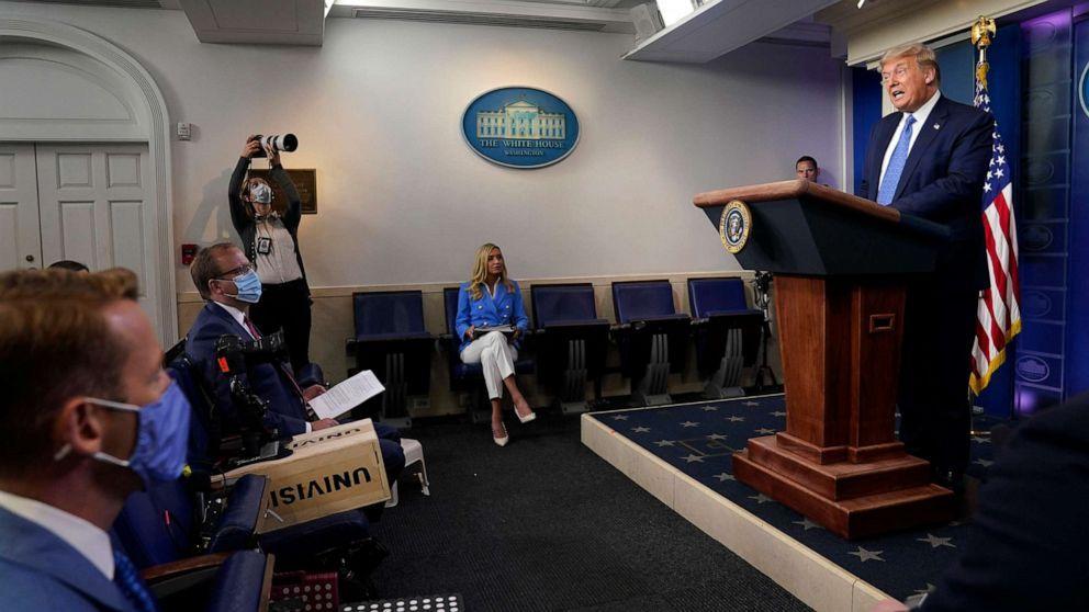 特朗普|美国新冠病例激增，特朗普却表示：很愿将儿子和孙子孙女送回学校