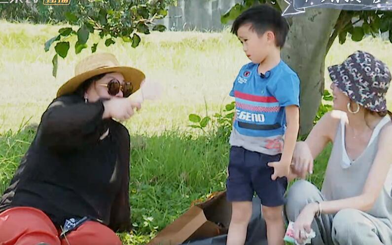 陈若仪|陈若仪亲妈出镜强势不讲卫生，婆婆被冷落，小儿子喊外婆为奶奶