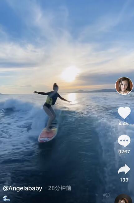 baby|baby穿泳衣海上冲浪，冲浪板上打响指耍酷险些摔倒，全程长腿抢镜