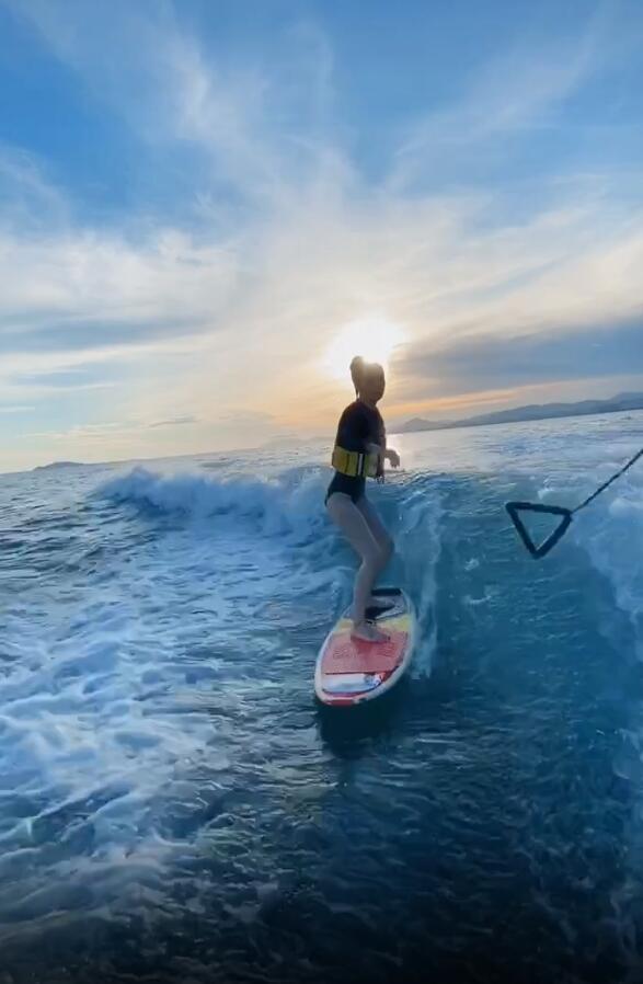 baby|baby穿泳衣海上冲浪，冲浪板上打响指耍酷险些摔倒，全程长腿抢镜